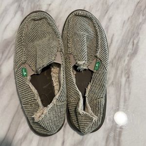 Sanuk fur lined-size 7